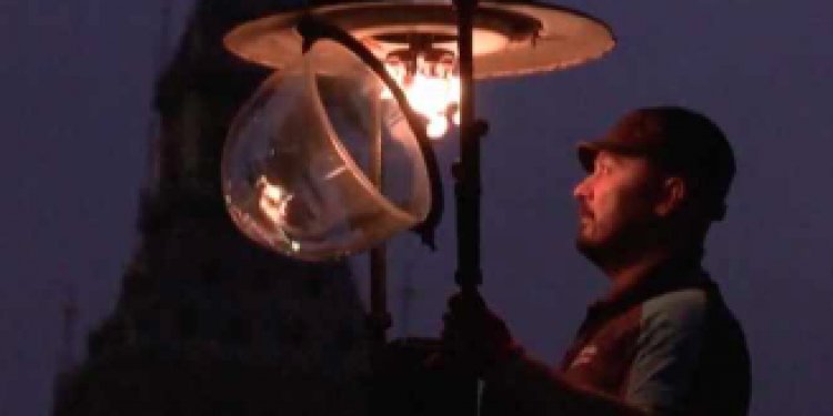 Campaigners save London's historic gas lamps